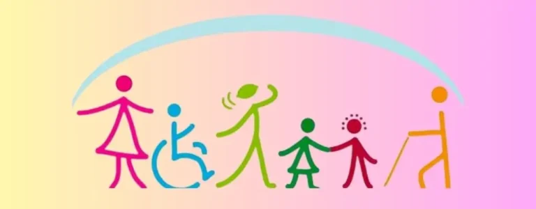 Obrazek przedstawia symboliczną ilustrację inkluzji społecznej, gdzie różnorodne sylwetki reprezentują ludzi w różnym wieku, z różnymi potrzebami i ograniczeniami. W centrum znajduje się postać na wózku inwalidzkim, obok osoby z laską, dziecka oraz postaci dorosłych. Sylwetki są kolorowe i uproszczone, co symbolizuje równość i jedność, reprezentują różne stopnie niepełnosprawności. Nad postaciami unosi się łuk w jasnym odcieniu błękitu, który może symbolizować ochronę, wsparcie i wspólnotę. Całość utrzymana jest w pastelowych barwach, co nadaje obrazowi ciepły, pozytywny i przyjazny charakter.