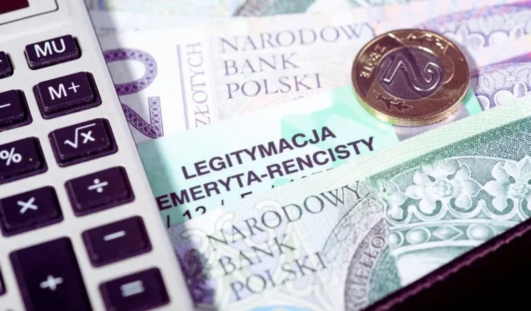 Na zdjęciu widzimy polskie banknoty i monety, które symbolizują kwestie finansowe, takie jak emerytury czy renty. W centralnej części widoczna jest legitymacja emeryta-rencisty, co sugeruje kontekst wsparcia dla seniorów lub osób na rencie. Obok leży kalkulator, co wprowadza nastrój związany z kalkulowaniem wydatków, dochodów lub świadczeń. Całość tworzy obraz poruszający temat wsparcia finansowego, takiego jak Dodatek dopełniający, który może być kluczowy w budżecie domowym osób starszych.