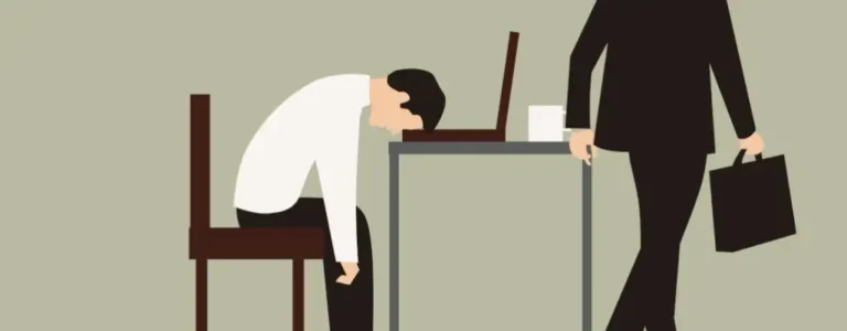 Ilustracja do artykułu jak radzić sobie z wypaleniem zawodowym. Przedstawia pracownika opierającego głowę na klawiaturze laptopa, Obok mężczyzna w garniturze odwrócony tyłem.